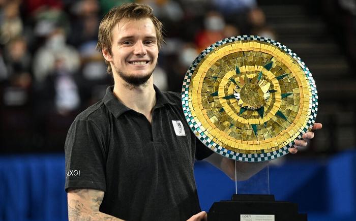 他在联赛期 他在联赛期