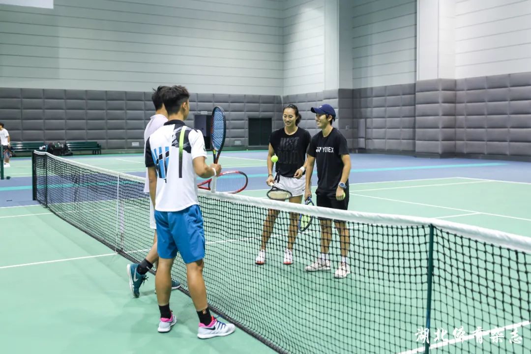 自青训与低 自青训与低